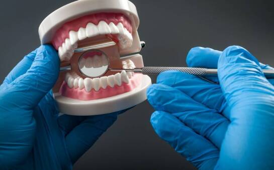 Jak dbać o higienę protez zębowych, aby zapewnić ich długowieczność?