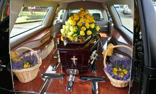 Jakie są koszty związane z międzynarodowym transportem zwłok?