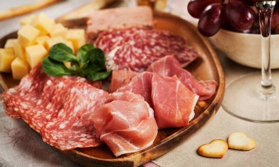 Kiełbasa hiszpańska jako idealna przekąska na warszawskie spotkania