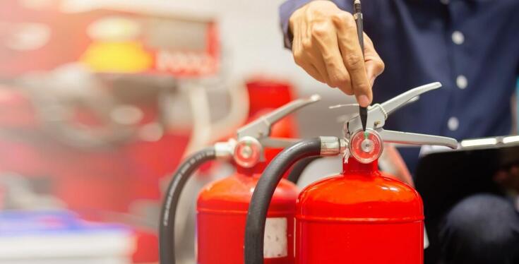 Przeglądy gaśnic: jak często należy je wykonywać, aby zapewnić bezpieczeństwo?