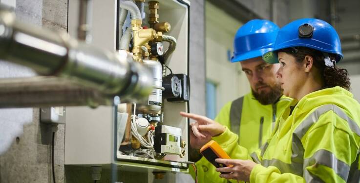 W jaki sposób zarządca może pomóc we wdrażaniu strategii oszczędzania energii w budynkach?