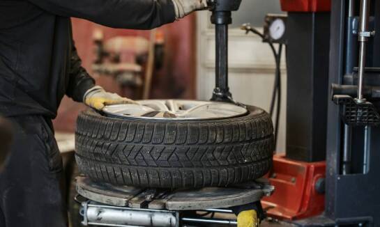 Dlaczego warto regularnie odwiedzać serwis opon dla utrzymania pojazdu w dobrej kondycji?