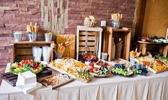 Catering na imprezę okolicznościową: jak stworzyć wyjątkową atmosferę dzięki jedzeniu?