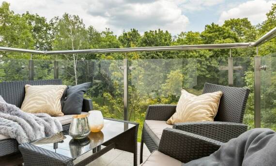 Jakie są koszty związane z instalacją balustrad na taras metalowych?