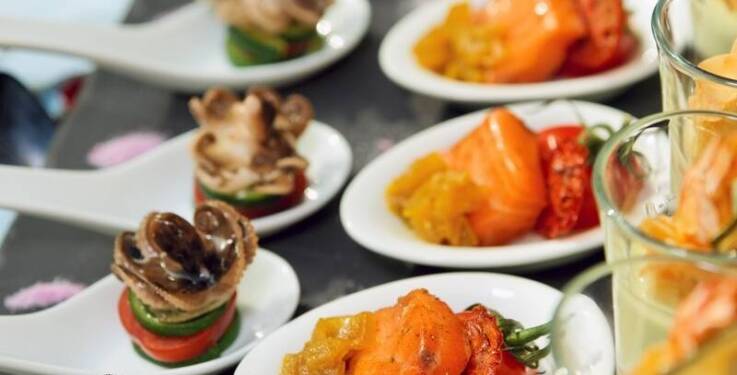 Wyroby garmażeryjne w cateringu Skierniewice - co wybrać na rodzinne spotkanie?