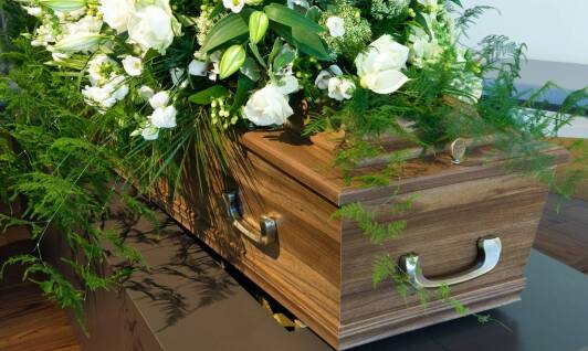 Jak zabezpiecza się trumny ze zmarłymi na czas transportu?