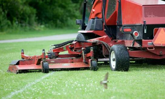 Czyszczenie boiska orlik – kluczowy element jego konserwacji