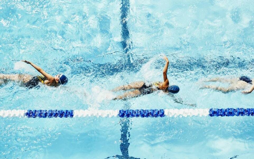 Jakie są różnice między indywidualną a grupową nauką pływania?