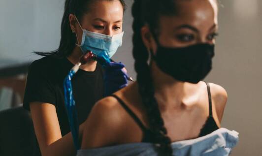 Przekłuwanie uszu dla osób z wrażliwą skórą – jak salony zapewniają komfort?