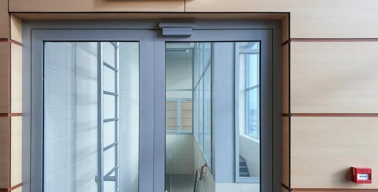 Wpływ serwisu na trwałość i wytrzymałość bram przeciwpożarowych