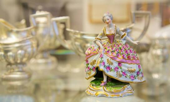 Zabytkowa porcelana jako element dekoracyjny wnętrz