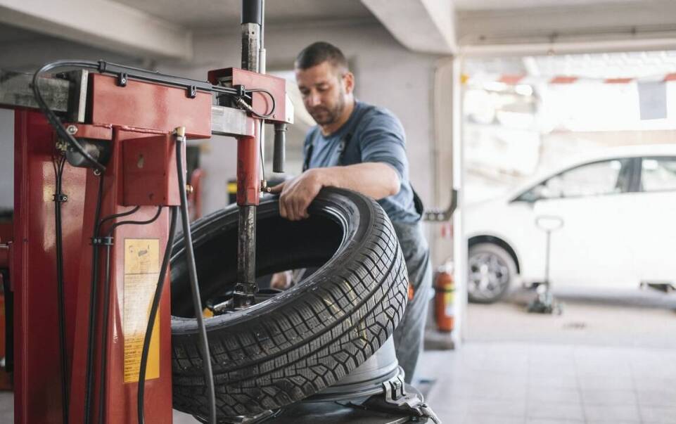 W jaki sposób wyważarka do kół może zwiększyć zadowolenie klientów z usług warsztatu?