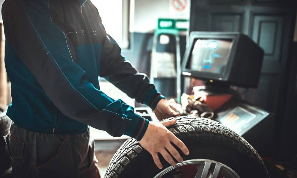 Jakie innowacje wprowadzają producenci wyważarek do opon?