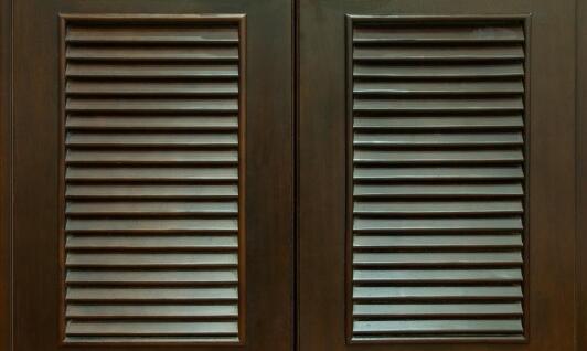 Drzwi drewniane jako wizytówka domu - jak wybrać najlepsze?