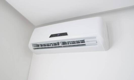 Zalety wyboru klimatyzatora ściennego do małych przestrzeni