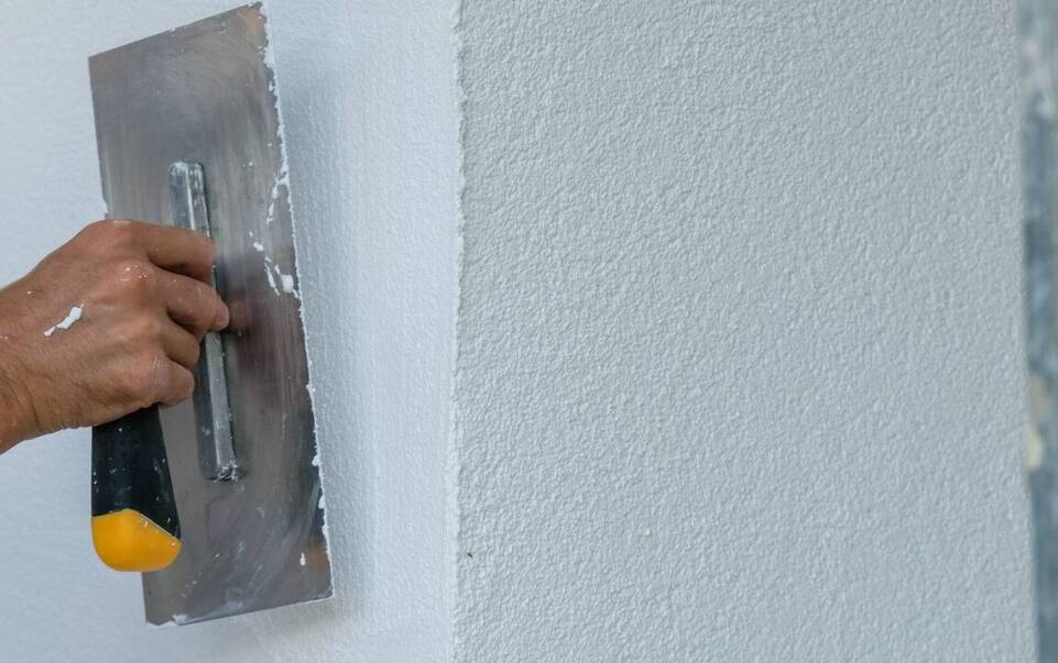 Tynki maszynowe a efektywność pracy w projektach budowlanych