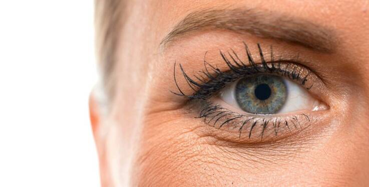 Jakie są możliwe komplikacje po zabiegu plastyki powiek i jak ich unikać?