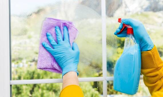 Mycie okien w biurach – jakie metody są najbardziej efektywne?