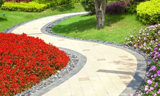 Jakie są najlepsze praktyki w projektowaniu i utrzymaniu ogrodów przydomowych?