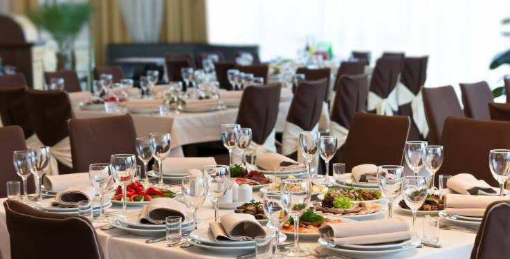 Jak zorganizować przyjęcie urodzinowe z cateringiem, które oczaruje wszystkich?