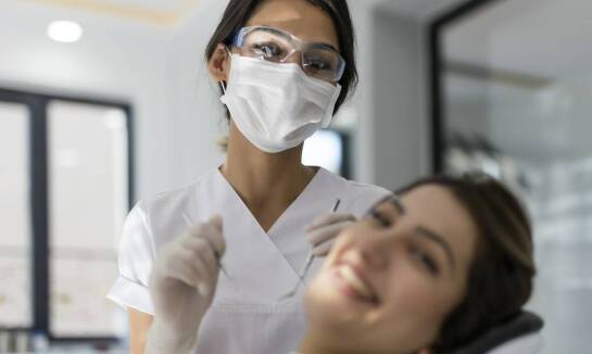 Jakie są zalety i wady różnych metod wybielania zębów w stomatologii estetycznej?