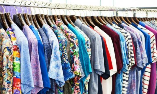 Jakie kolory koszulek unisex z haftem są najmodniejsze?