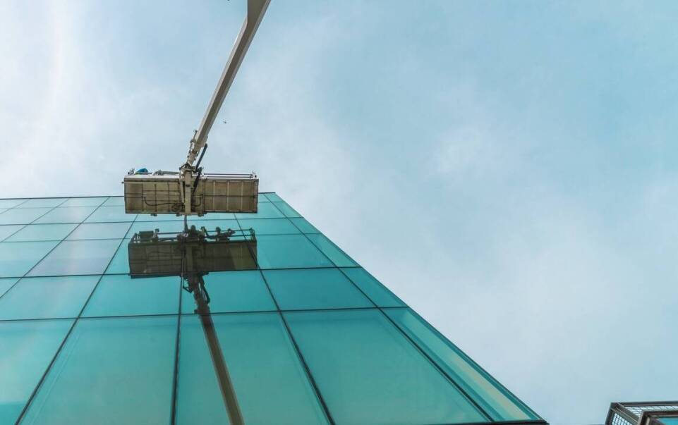 Mini żuraw jako kluczowy element w montażu ciężkich tafli szkła