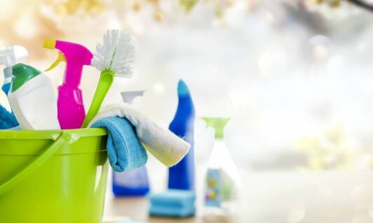 Jak profesjonalne środki czystości wpływają na skuteczność mycia okien?