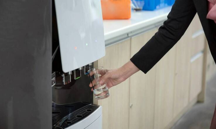 Dlaczego warto wybrać nablatowy dystrybutor wody do nowoczesnego biura?