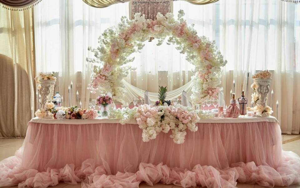 Sala weselna: Czy warto zainwestować w dodatkowe oświetlenie?