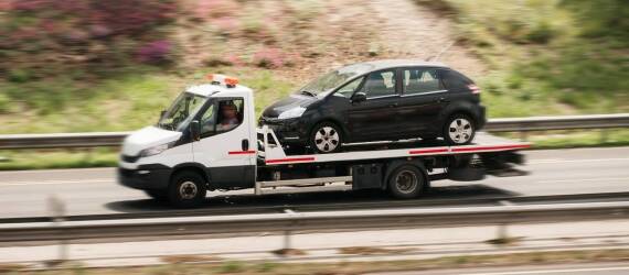 Jakie wyzwania napotyka pomoc drogowa przy transporcie dużych pojazdów?