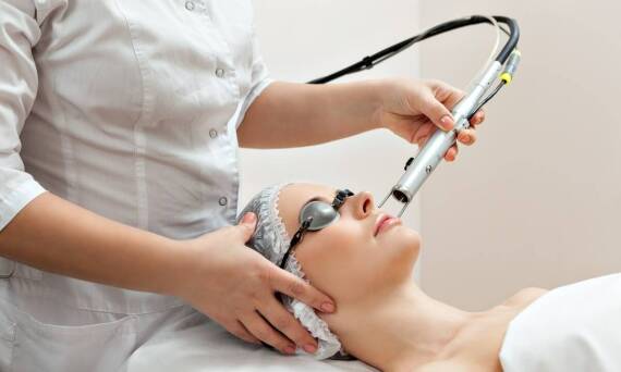 Jak laseroterapia wspiera usuwanie blizn potrądzikowych?