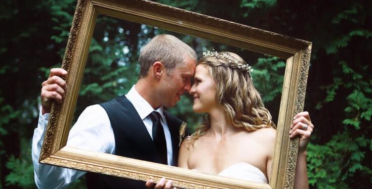 Jak wybrać odpowiednie ramki drewniane do zdjęć ślubnych?