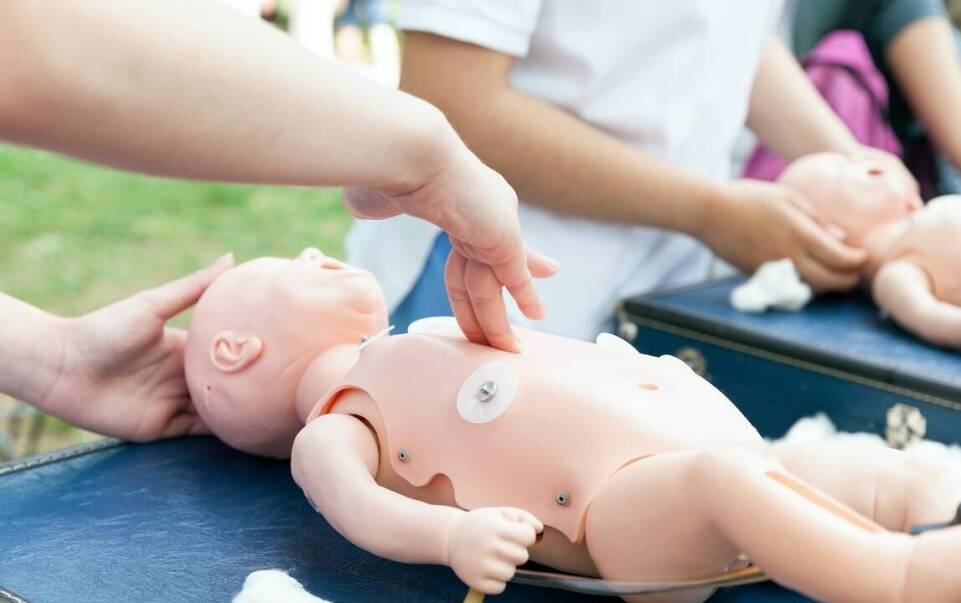 Jak zintegrować kurs pierwszej pomocy online z systemem szkoleń BHP?