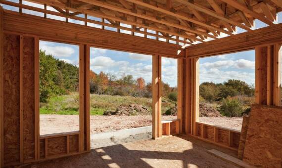 Koszt budowy stodoły drewnianej z uwzględnieniem systemów inteligentnego domu