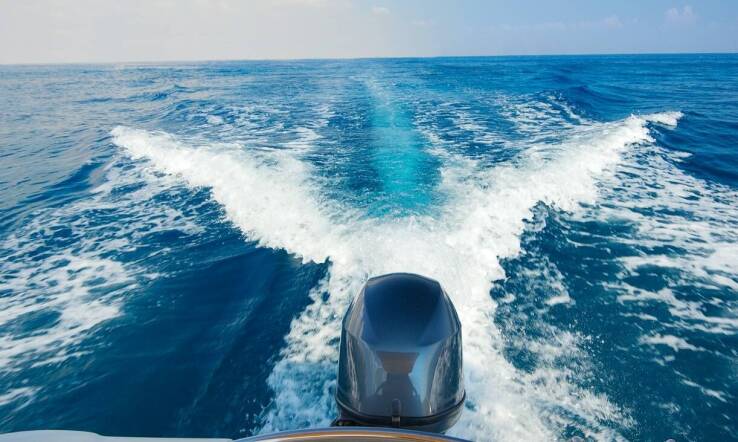 Porównanie: Kurs sternika motorowodnego a motorowodnego sternika morskiego