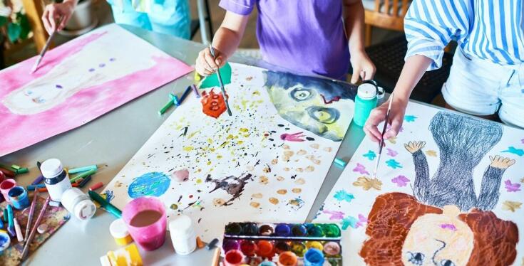 Techniki malarskie dla najmłodszych – co oferują warsztaty plastyczne
