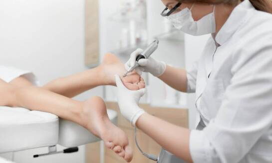 Rola podologa w leczeniu brodawek wirusowych