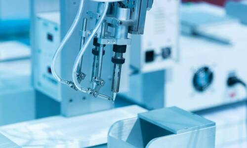 Jakie są kluczowe zalety wiercenia CNC w produkcji elementów medycznych?