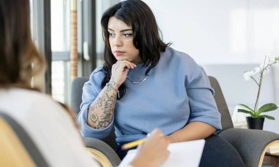 Jak psychoterapia indywidualna pomaga w radzeniu sobie z kryzysami życiowymi?