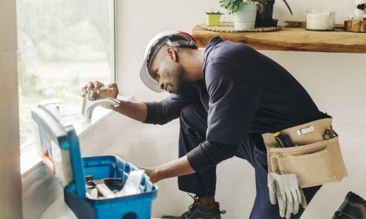 Wpływ oklejania szyb na redukcję odblasków podczas jazdy