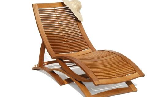 Leżak drewniany z podłokietnikami czy bez, które z nich jest lepszy? 
