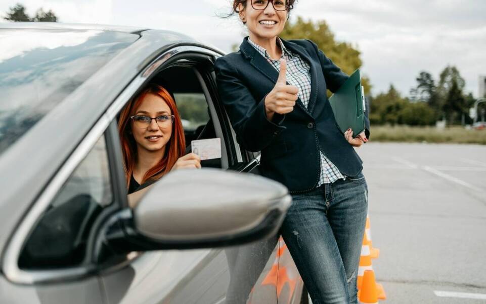 Jakie są korzyści z uczestnictwa w kursie na prawo jazdy w nowoczesnej szkole?