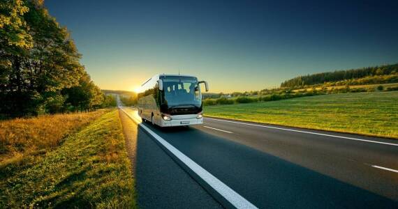 Dlaczego warto zainwestować w tani wynajem autokarów w Warszawie?