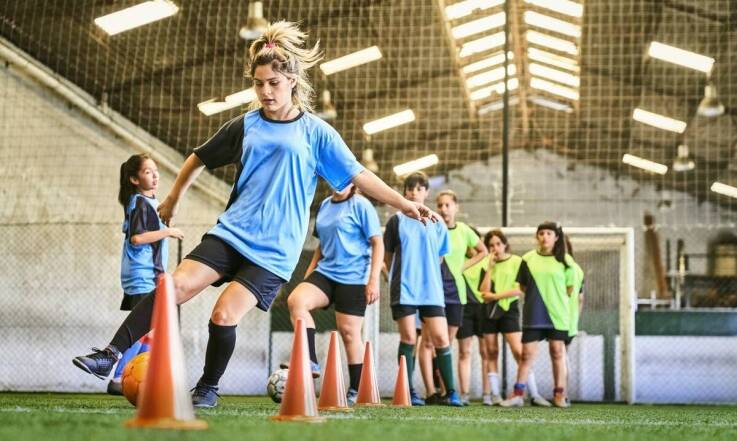 Jak wykwalifikowani trenerzy wspierają rozwój techniki piłkarskiej u dzieci?