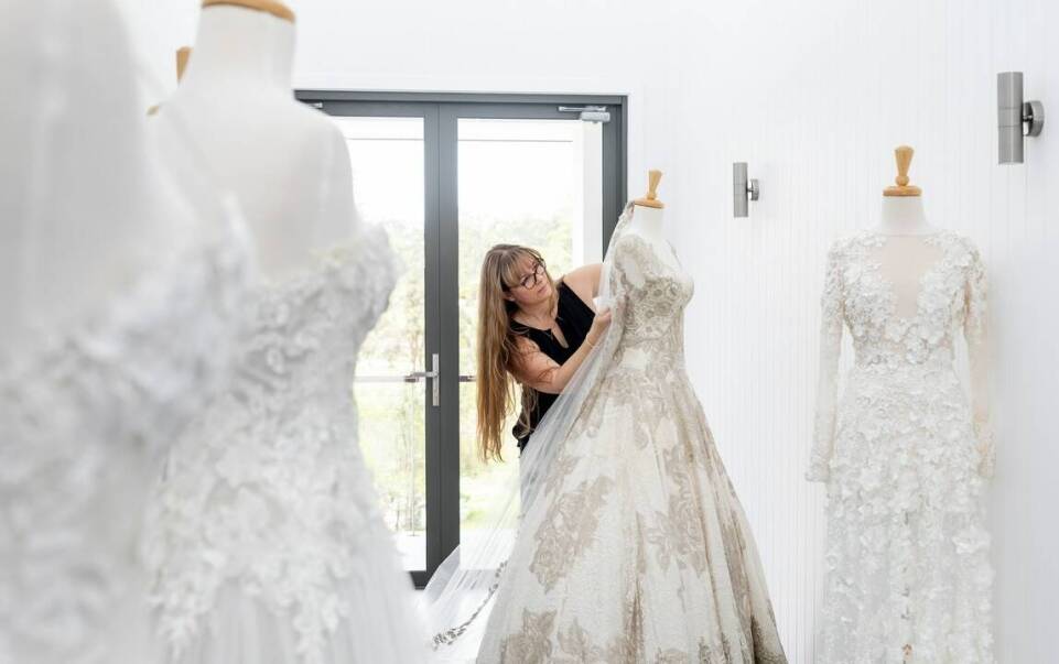 Jak przebiega proces przymiarek sukni ślubnej w naszym salonie?