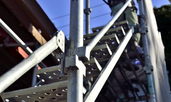 Jakie są najważniejsze aspekty prawne związane z montażem schodów granitowych?