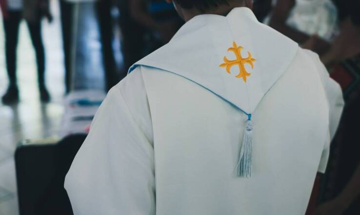 Historia i ewolucja alby kapłańskiej: jak zmieniały się style przez wieki?