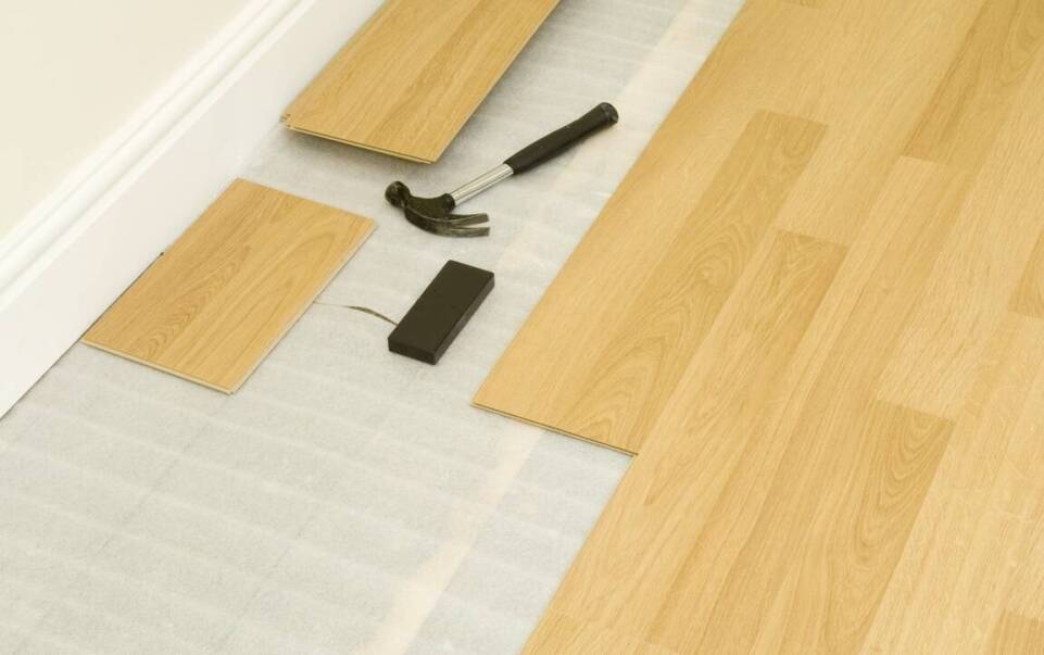 Co charakteryzuje podłogi laminowane?