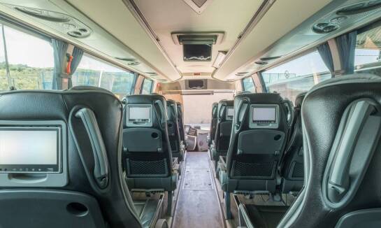 Udogodnienia w nowoczesnych autokarach – co oferują przewoźnicy?